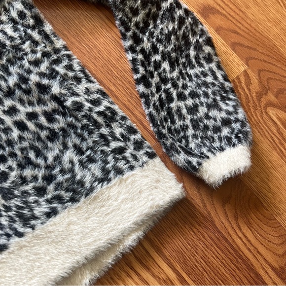 Ann Taylor LOFT Animal Print V-Neck
Pullover Sweater - Picture 3 of 7